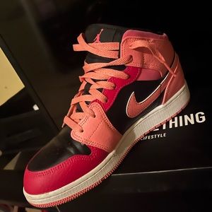 Jordan 1 Mid Coral Chalk